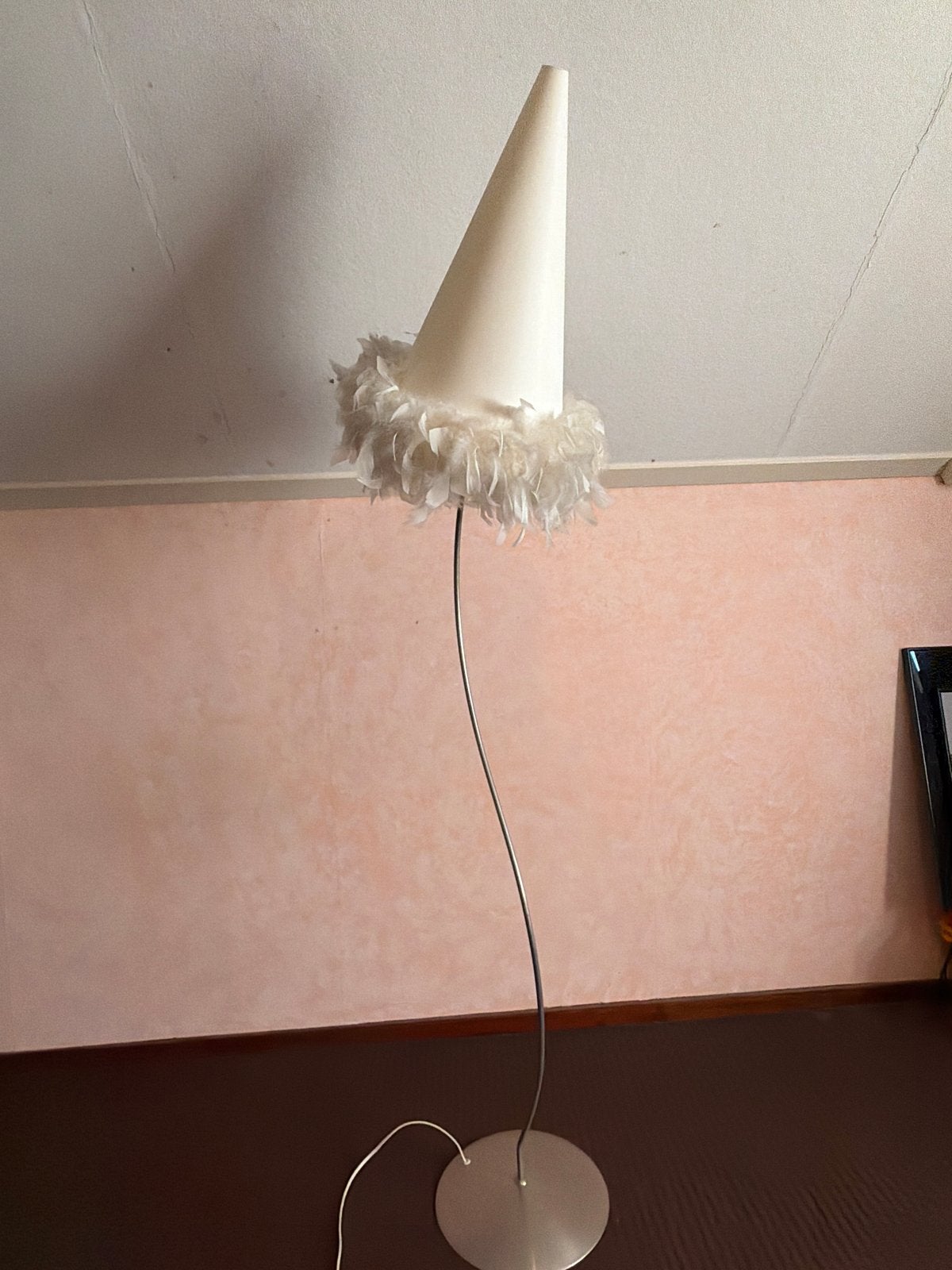 Moderne vloerlamp met verenkap, Ophalen, E27 (groot), Zo goed als nieuw, Metaal