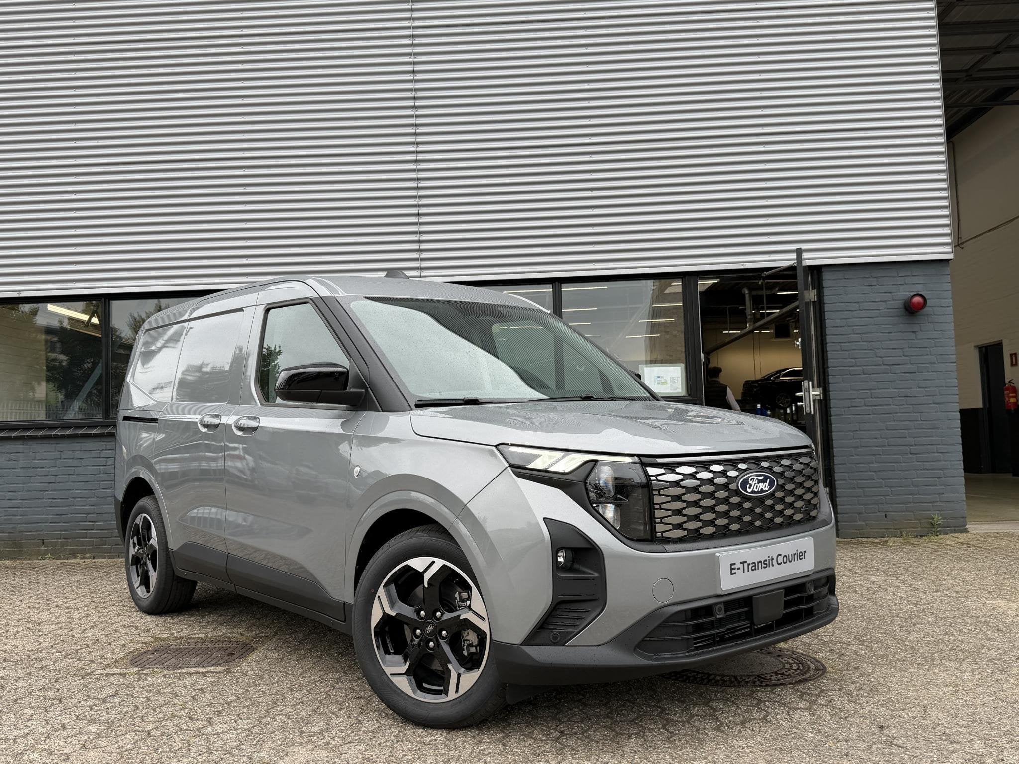 Ford E-Transit Courier Limited 46 kWh | Driver Assistance Pa, 324 km, Automatische klimaatregeling, 44 kWh, 1524 kg