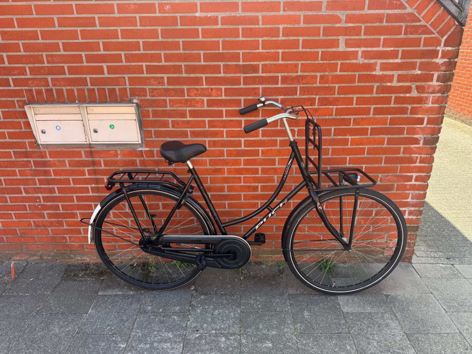 Zwarte oma fiets 28 inch stadsfiets met rekje + lampjes 56cm, Terugtraprem, 56 cm of meer, Zo goed als nieuw, Ophalen
