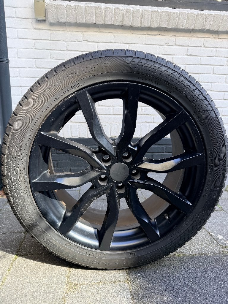 Polestar 2 winterset 19" Nokian 245/45 R19 + velgen, Auto-onderdelen, 19 inch, Banden en Velgen, Personenwagen, Gebruikt