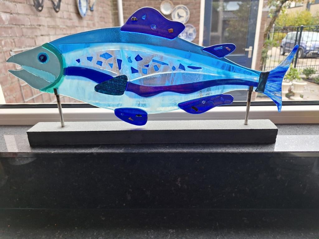 Grote glazen vis op natuurstenen sokkel - Uniek kunstwerk, Glas, Blauw, Ophalen of Verzenden, 20 - 50 cm
