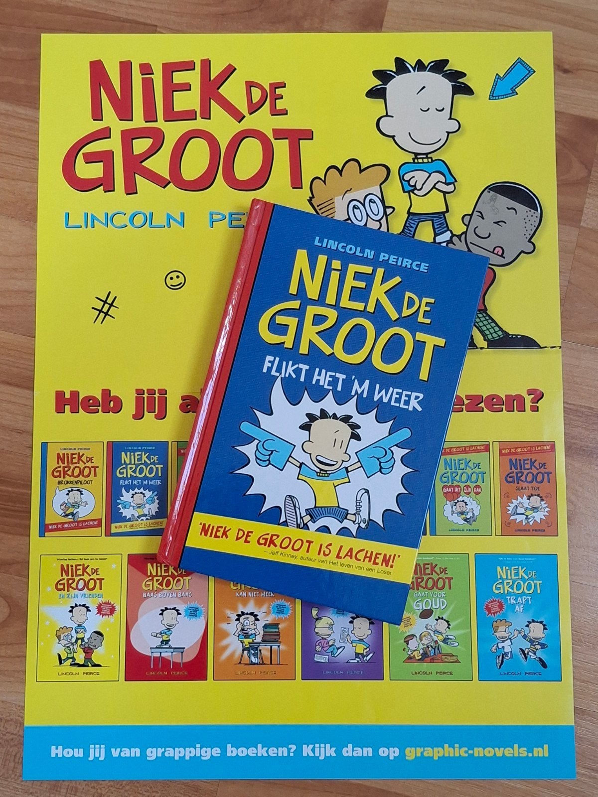 Niek de groot -  Flikt het 'm weer  (+ gratis poster), Ophalen of Verzenden, Zo goed als nieuw