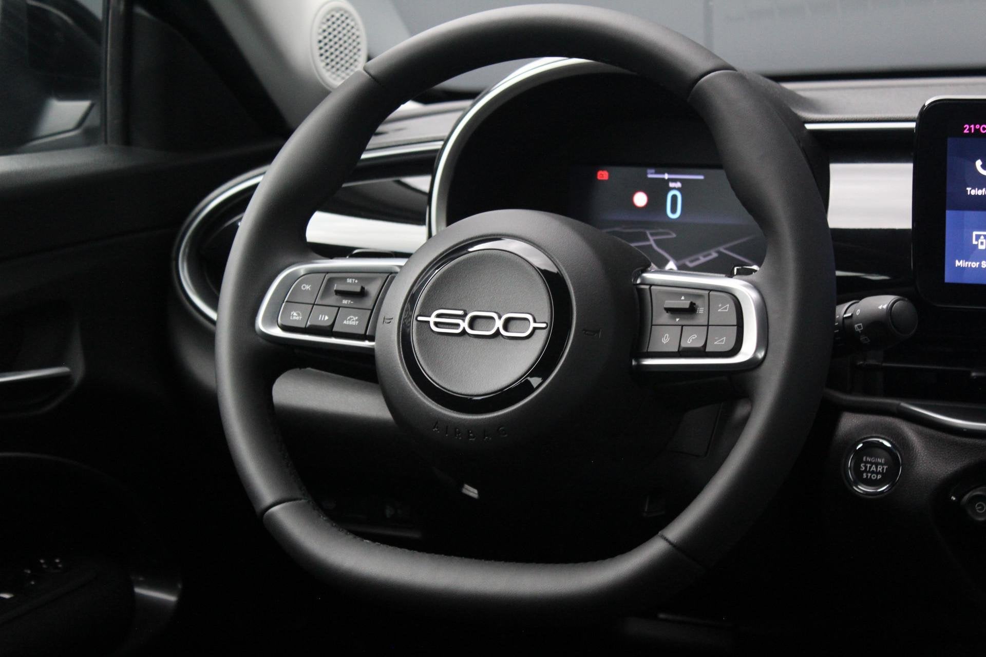 Fiat 600 1.2 Hybrid Pop | Incl. 12 maanden garantie | Voorst, Stof, Gebruikt, 1199 cc, 620 kg