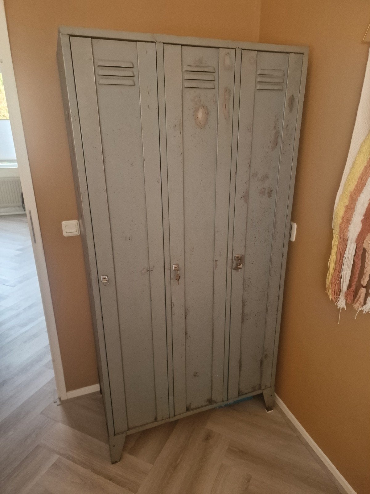 Vintage metalen locker kast met 3 deuren en planken, Ophalen, Gebruikt