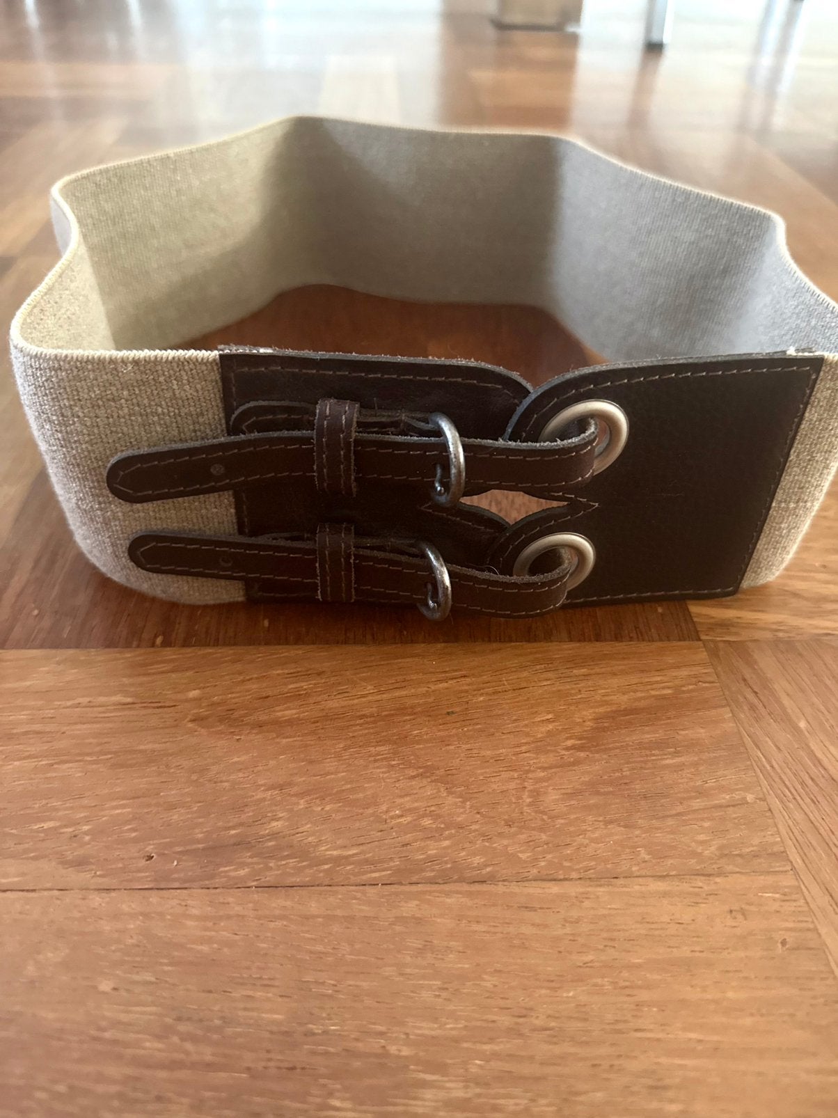 Brede elastische tailleriem – Beige met bruine dubbele gesp, Kleding | Dames, 5 cm of meer, Tailleriem, Ophalen of Verzenden, Zo goed als nieuw