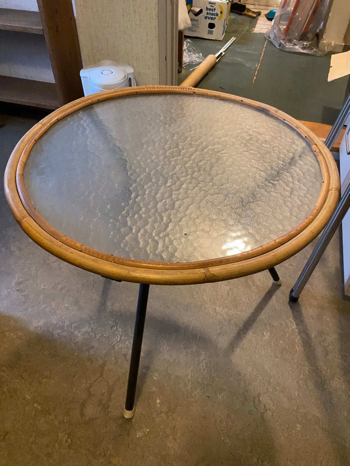 Vintage rotan bijzettafel met glazen blad van Rohé, Minder dan 45 cm, Minder dan 55 cm, Gebruikt, Rond