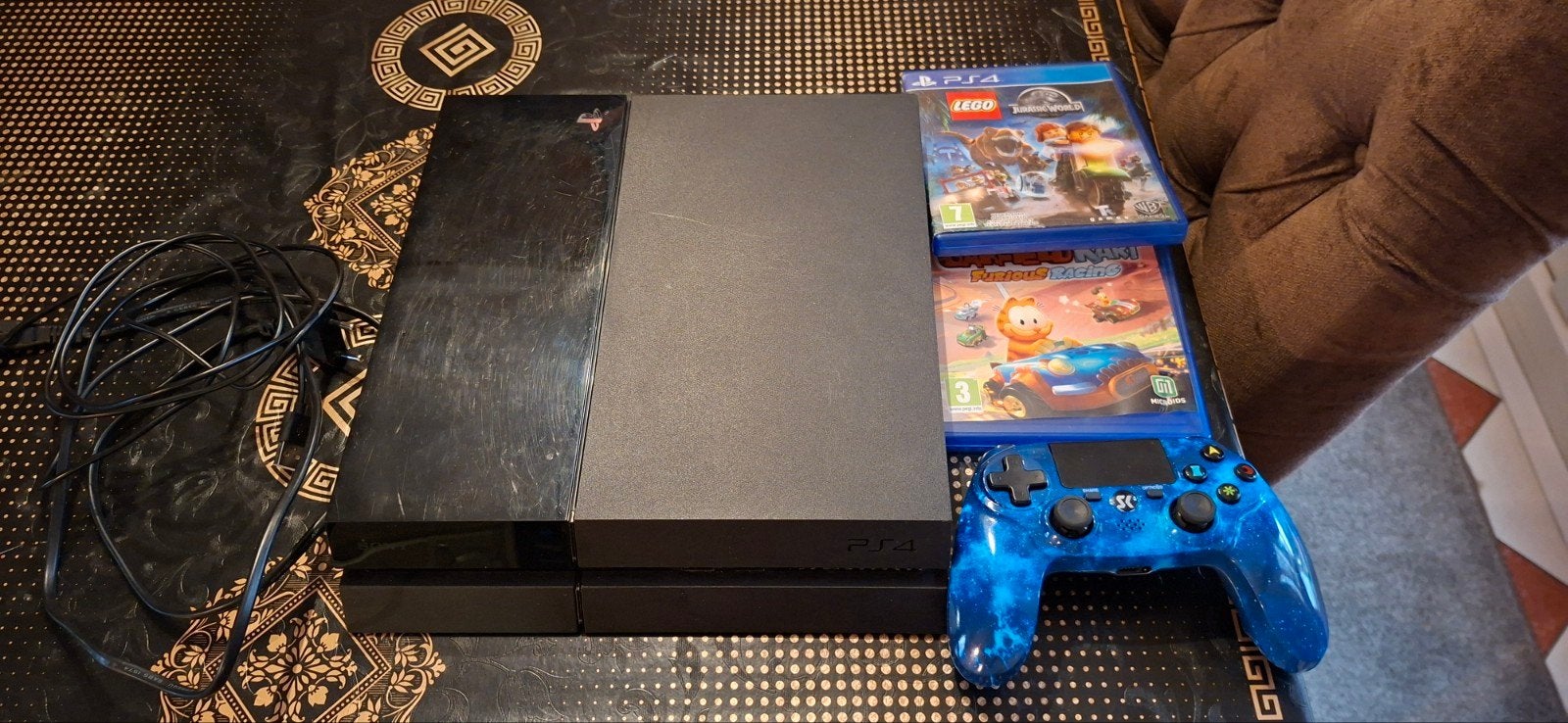 PlayStation 4 met controller en twee games, Ophalen, Zo goed als nieuw, Zwart, Met games