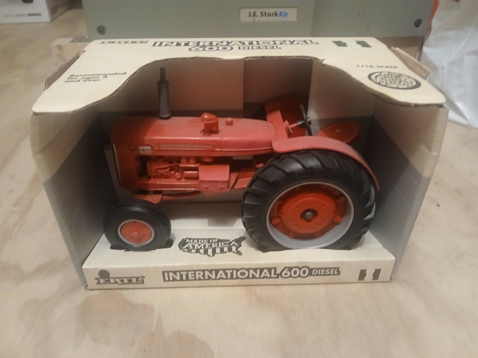 Ertl International 600 diesel tractor schaal 1 : 16, Ophalen of Verzenden, Nieuw, Tractor of Landbouw