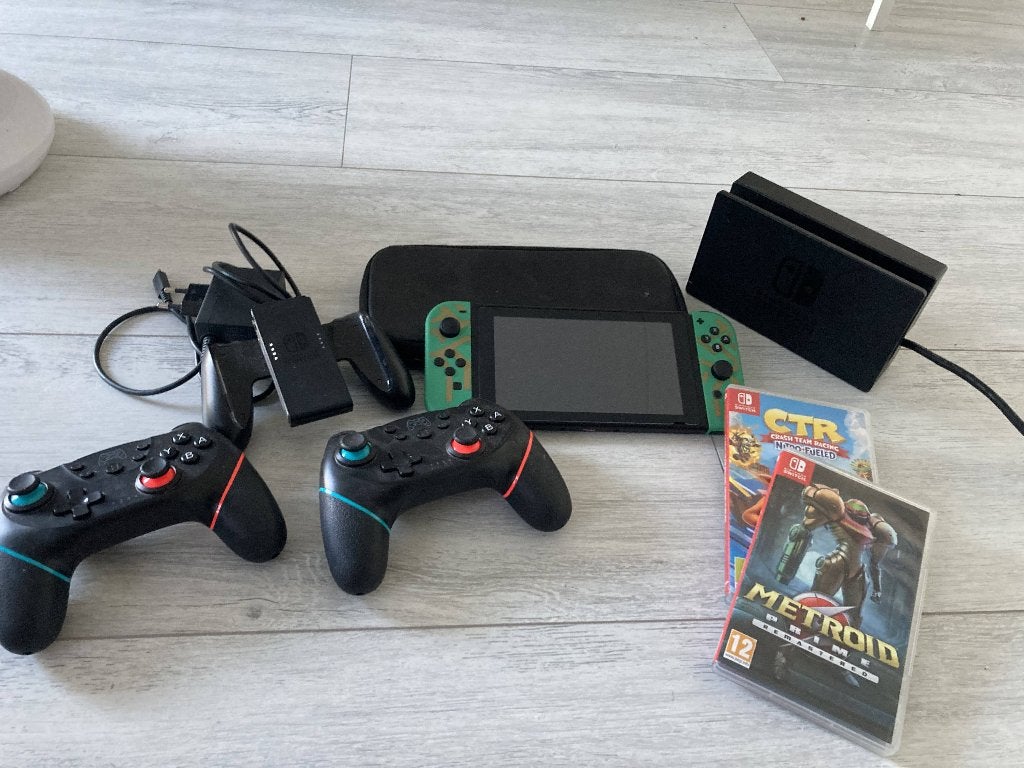 Nintendo Switch complete set + dock + 24 games + case, Spelcomputers en Games, Ophalen of Verzenden, Zo goed als nieuw, Met 2 controllers
