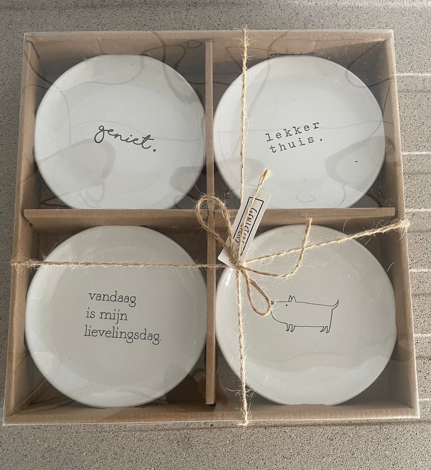 Superleuke set Gusta Genieters 4 gebaksbordjes  en mokken, Ophalen of Verzenden, Zo goed als nieuw, Bord(en), Overige stijlen