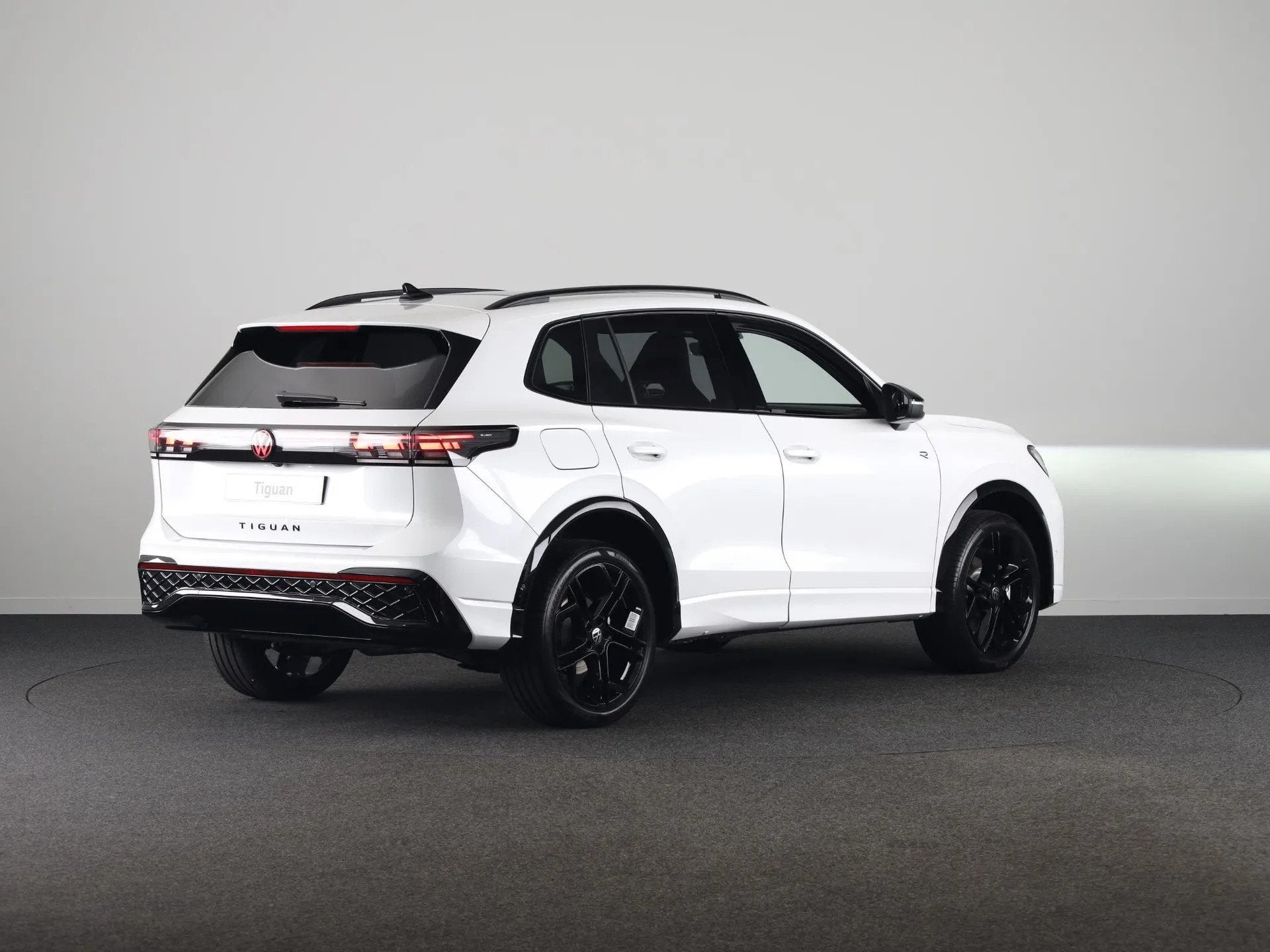 Volkswagen Tiguan R-Line Edition 1.5 eHybrid 150 kW / 204 PK, Automaat, Stof, 1498 cc, 1766 kg