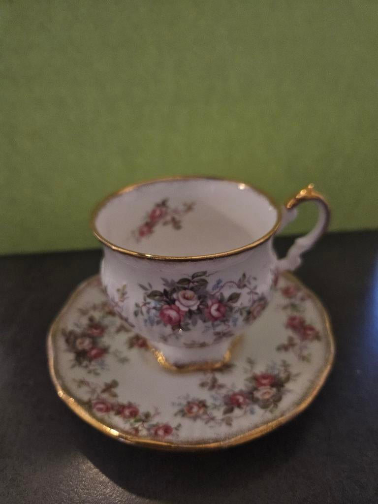 Elizabethan Fine Bone China Kop en Schotel - Rozenmotief, Antiek en Kunst, Antiek | Servies los, Ophalen of Verzenden