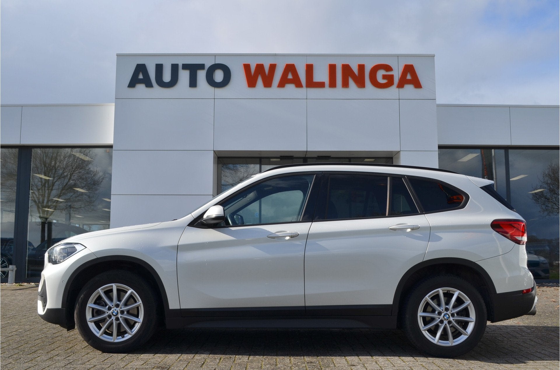 BMW X1 sDrive20i 180pk Automaat | Panoramdak | Carplay | Hea, Auto's, BMW, Stof, 4 cilinders, 179 pk, Wit