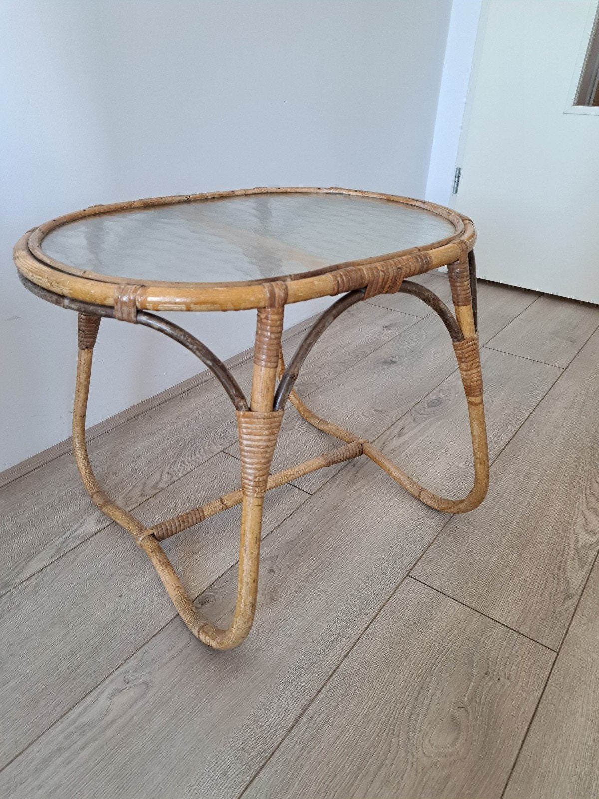 Vintage rotan bijzettafel met glazen blad, Huis en Inrichting, Tafels | Bijzettafels, Ophalen, Minder dan 45 cm, Minder dan 55 cm