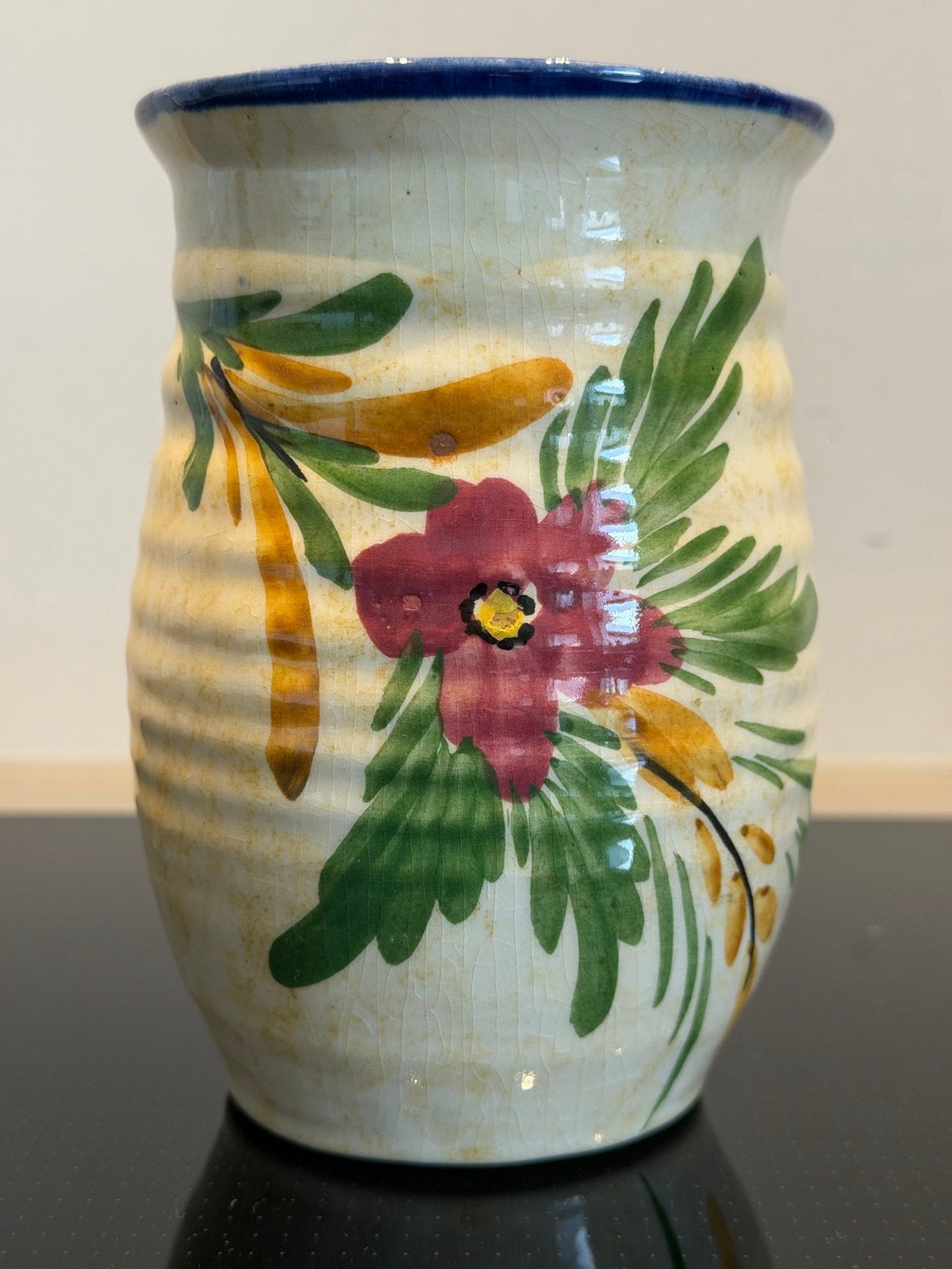 Handgeschilderde vaas met bloemen. (“de Driehoek”, Huizen), Ophalen of Verzenden