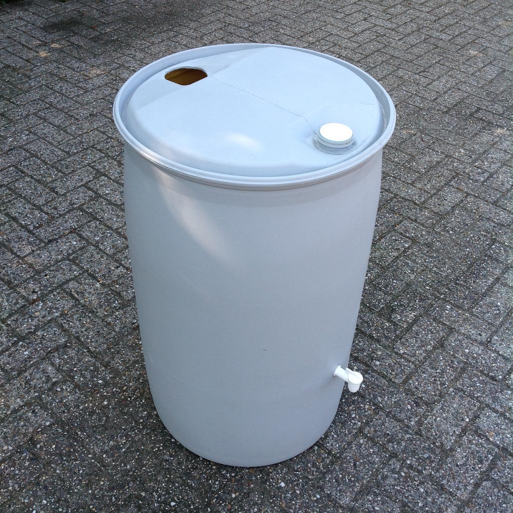 Mooie licht grijze regenton met kraantje, Kunststof, Met kraantje, 150 liter of meer, Ophalen of Verzenden