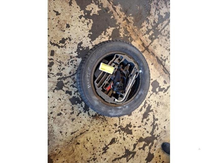 Krikset + reservewiel van een Volkswagen Beetle