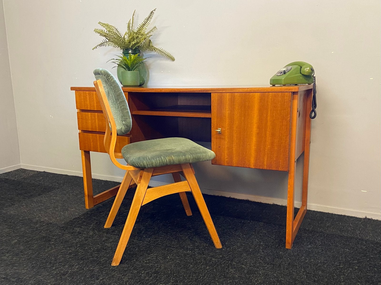Vintage bureautje jaren 60/70 retro design teak buro, Huis en Inrichting, Ophalen, Gebruikt, Hout, 126 cm