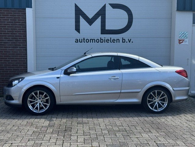Opel Astra TwinTop 1.8 Enjoy - Zeer nette auto !- Nieuwe APK, Auto's, Gebruikt, Zwart, 4 cilinders, Cabriolet