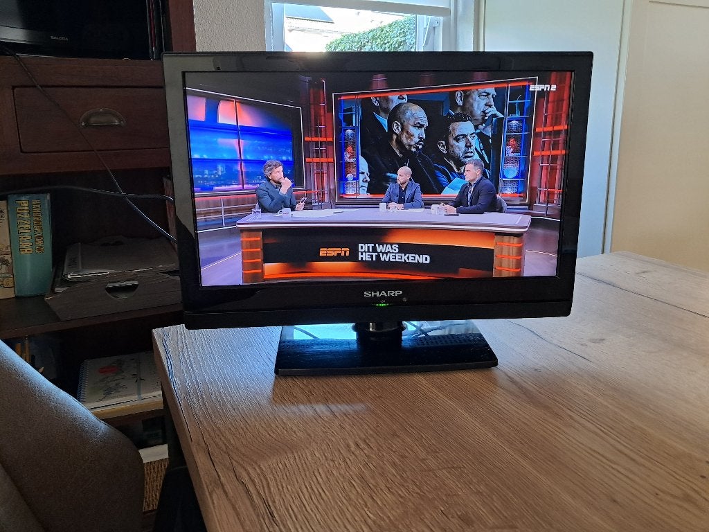 19 inch sharp LCD tv, Ophalen, 50 Hz, Zo goed als nieuw, 40 tot 60 cm