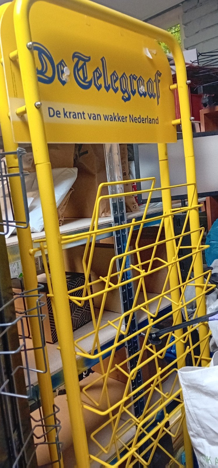 De Telegraaf krantenrek - Geel metalen display, Ophalen