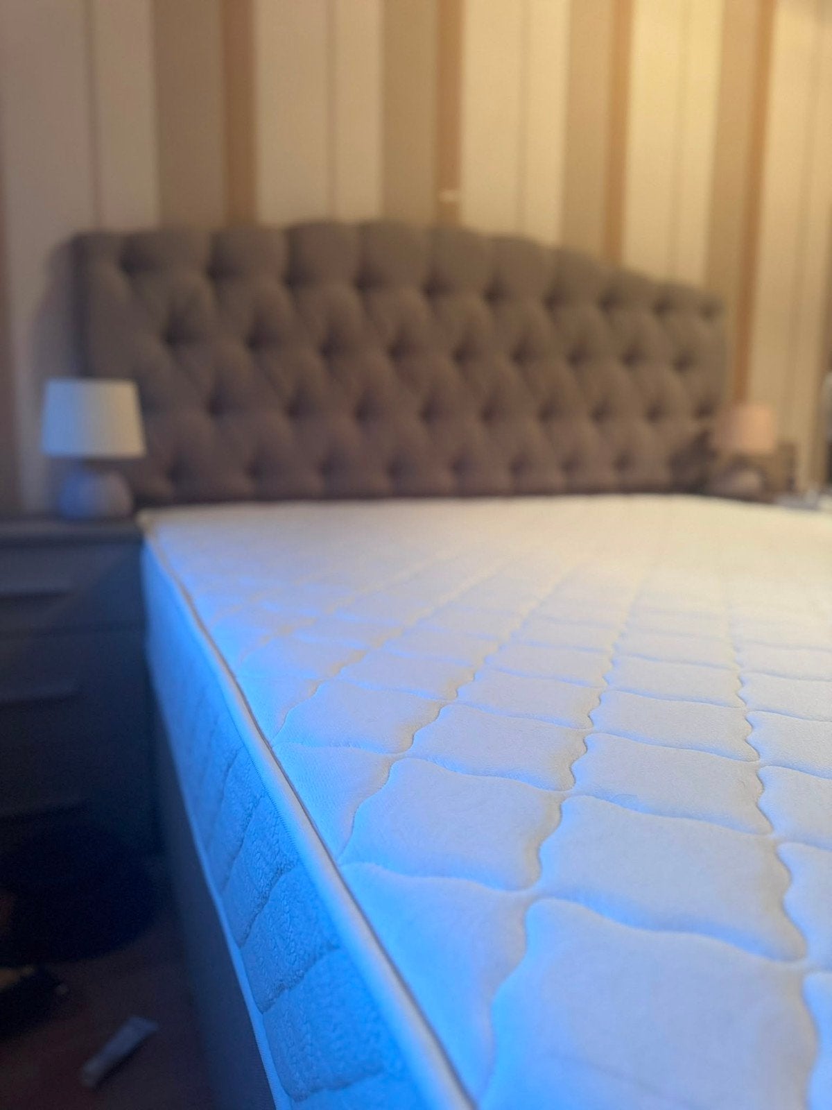 Tweepersoonsbed met gestoffeerd hoofdbord, Ophalen, Gebruikt, Tweepersoons, 200 cm