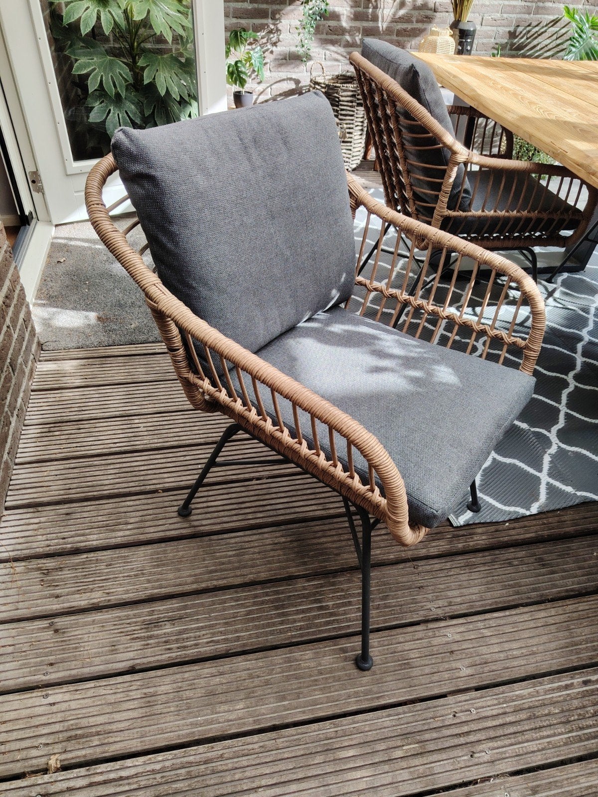 Foto 6 van Sens-Line tuinset met teakhouten tafel en wicker stoelen