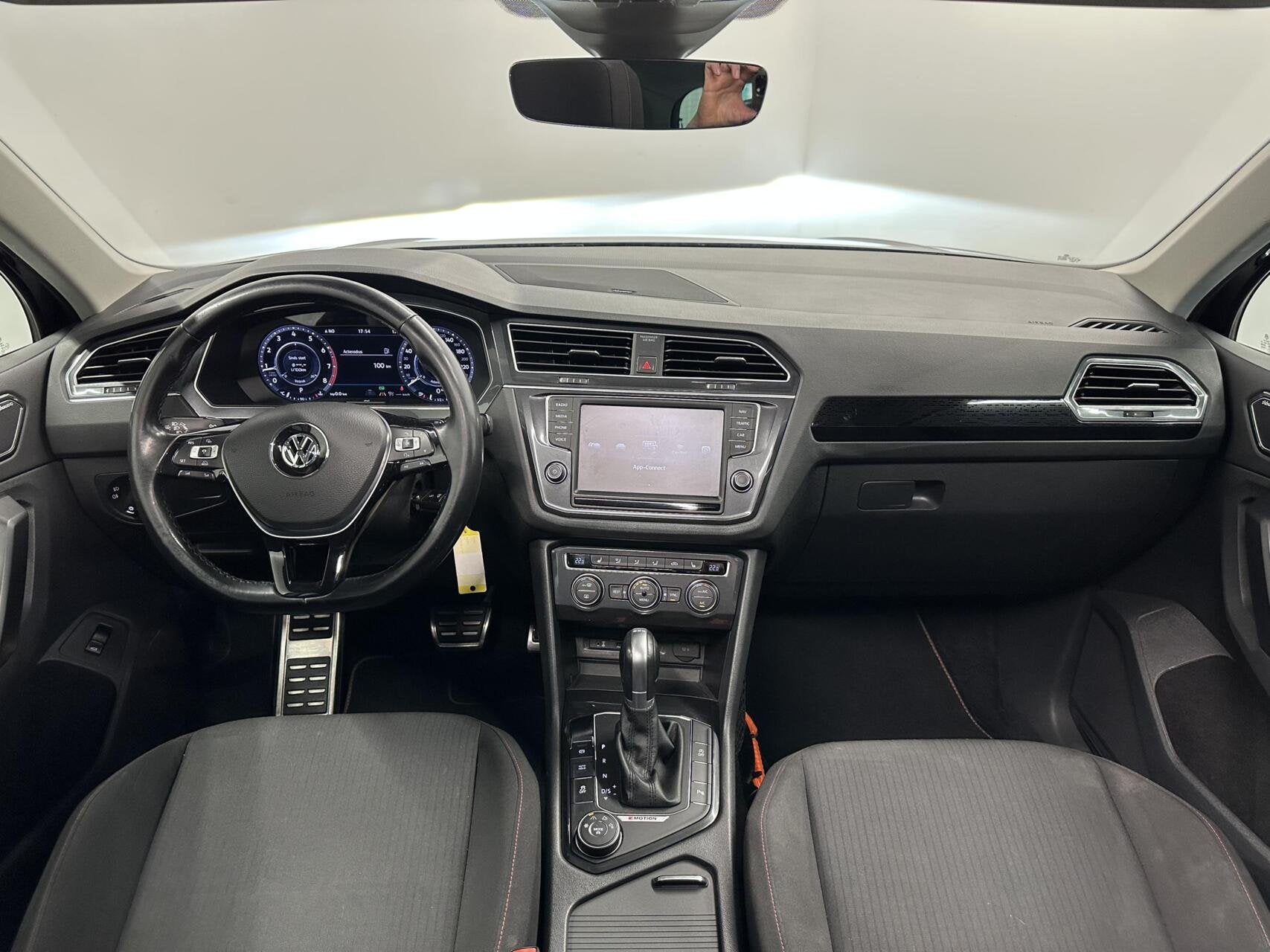 Volkswagen Tiguan 2.0 TSI 4Motion Sound TREKHAAK PANO CARPLA, Auto's, Automaat, Stof, Gebruikt, Euro 6