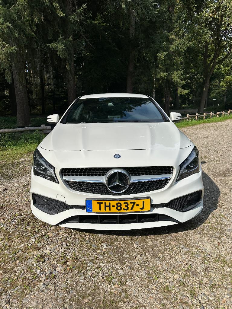 Mercedes-Benz CLA-Klasse 180 AMG-LINE EDITION, Zwart, 4 cilinders, 715 kg, Alcantara