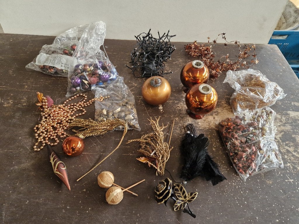 Hele tafel vol kerstversiering goud bruin, Diversen, Kerst, Ophalen of Verzenden, Gebruikt
