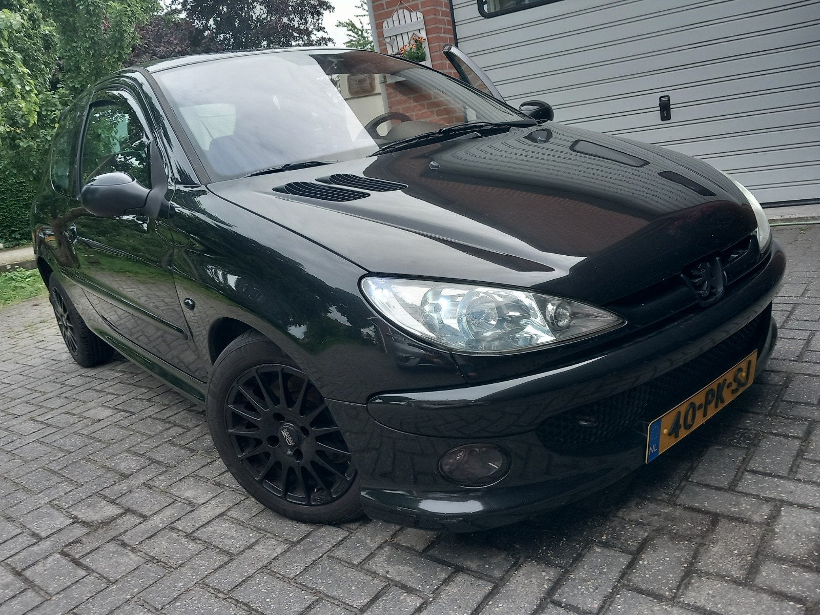 Peugeot 206 1.6 16V 3D 2004 Zwart, Auto's, Peugeot, Voorwielaandrijving, 15 km/l, 40 €/maand, Zwart