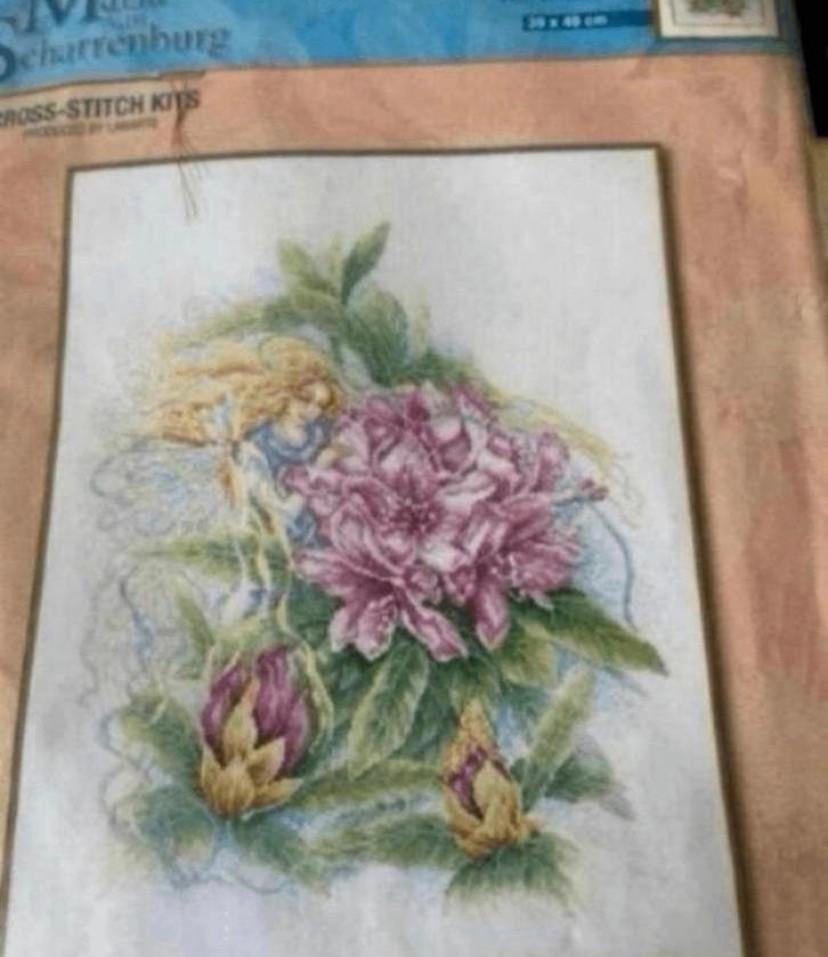 BORDUURPAKKET FLOWER FAIRY M. V. SCHARRENBURG RHODODENDRON, Verzenden, Nieuw, Handborduren, Borduurpakket
