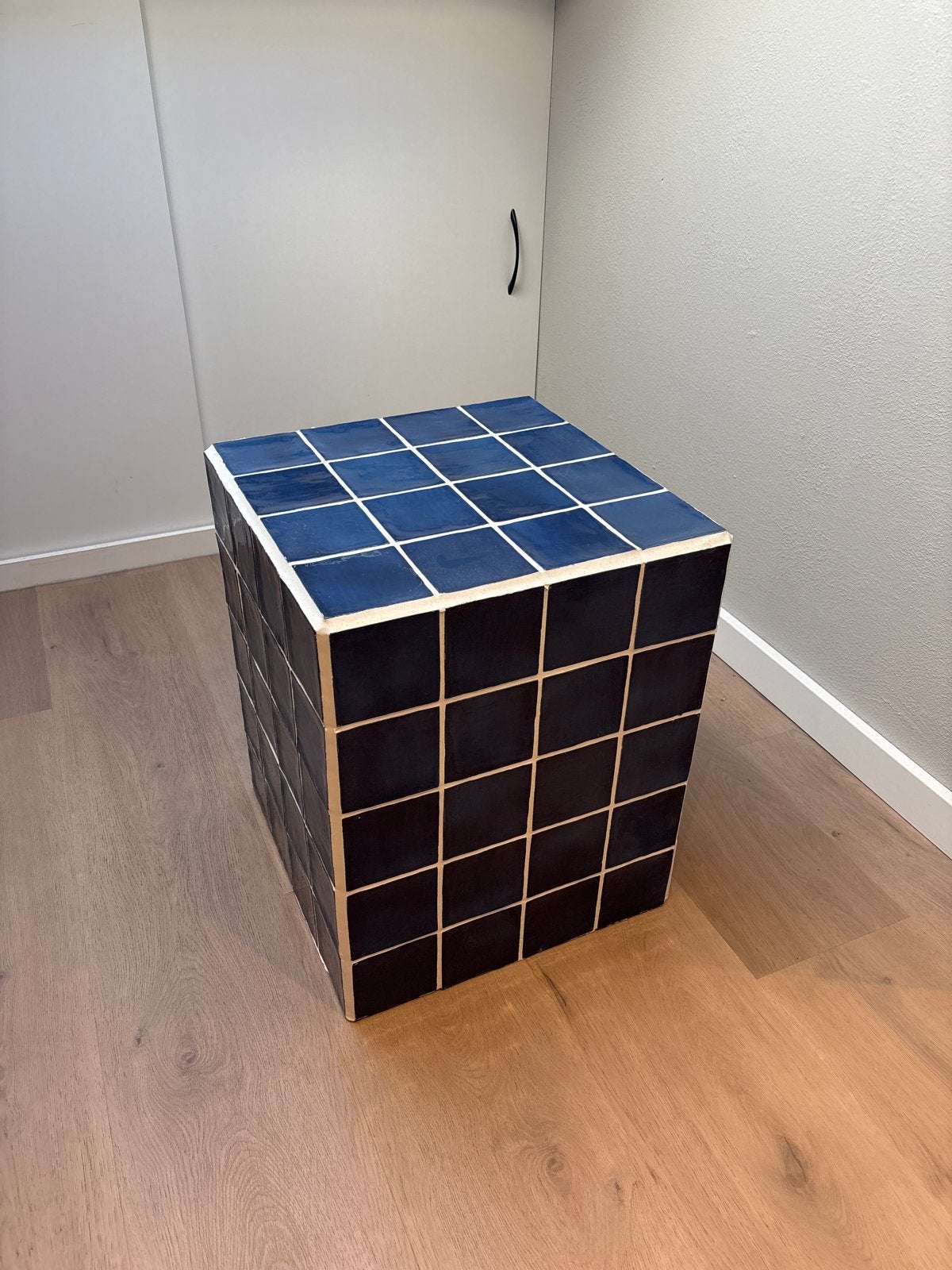 Unieke Bijzettafel met Blauwe Tegels - Handgemaakt Design, Huis en Inrichting, Tafels | Bijzettafels, Overige materialen, Minder dan 55 cm