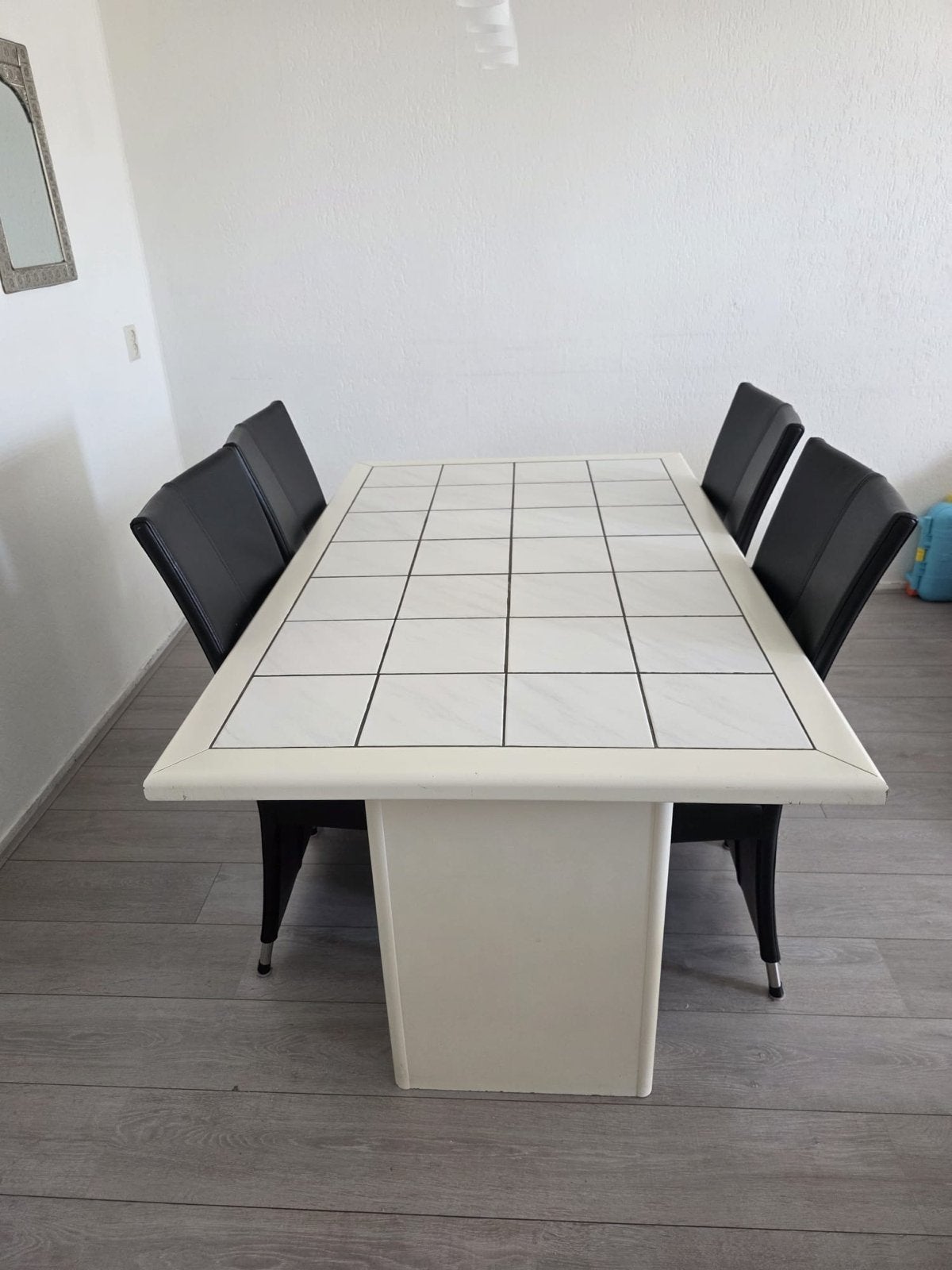 Moderne eethoek met tegelblad en 4 stoelen, Huis en Inrichting, Ophalen, Overige materialen, Gebruikt, 100 tot 150 cm