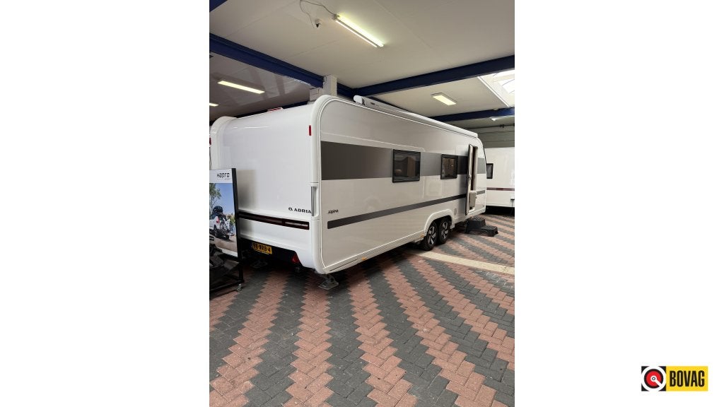 Adria Alpina 663 HT van 71.000 voor 56.000 eu, Rondzit, 7 tot 8 meter, Adria, Schokbreker