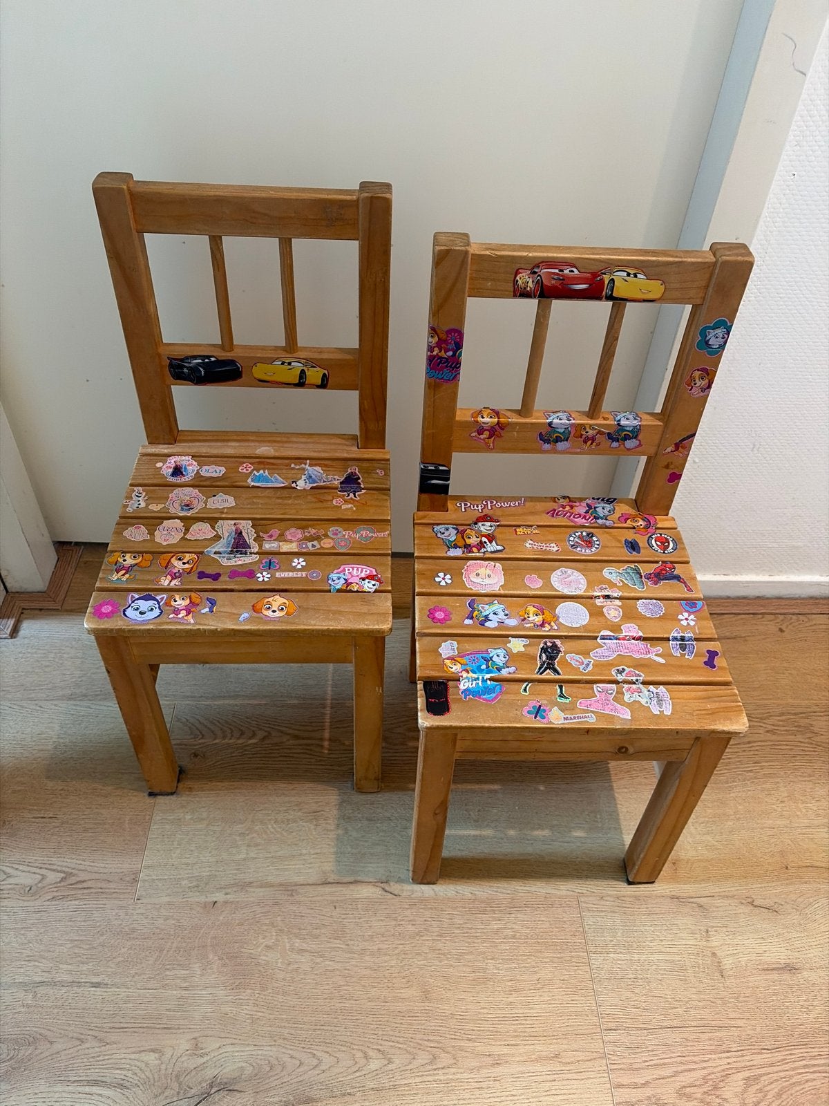 2 houten kinderstoeltjes met stickers, Ophalen, Gebruikt, Stoel(en)