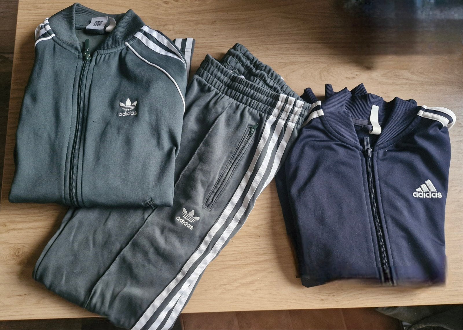 Adidas pak en vest in groen en blauw, maat XS, Ophalen, Adidas, Maat 34 (XS) of kleiner, Gedragen