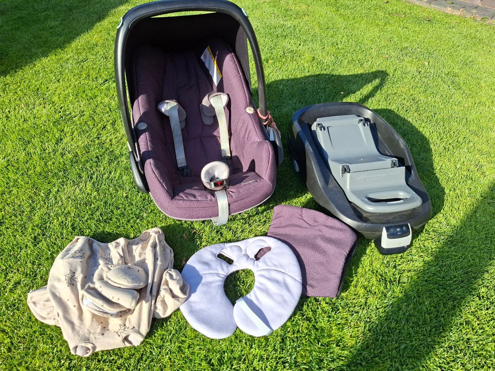 Maxi-Cosi Pebble met FamilyFix base en extra hoes, Ophalen, Autogordel of Isofix, Gebruikt, Zijbescherming