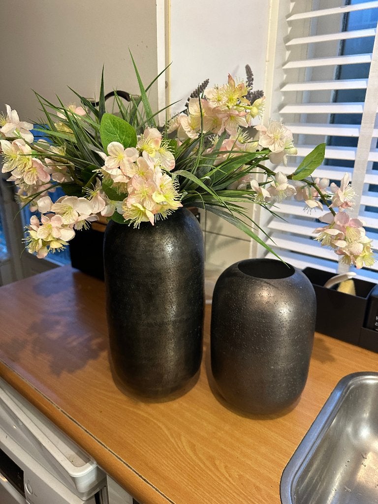 2 PTMD vazen met bloemen, Ophalen of Verzenden, Zo goed als nieuw, Zwart