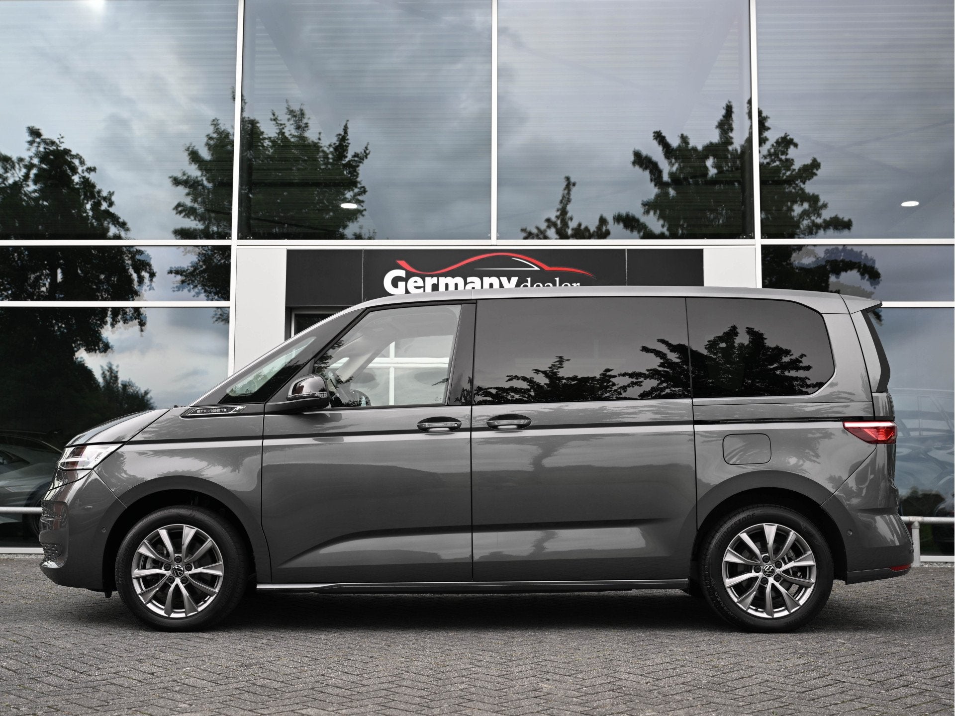 Volkswagen Multivan 1.4 eHybrid 219pk 7-Pers Energetic Pano, Auto's, Dealer onderhouden, Gebruikt, Met garantie (alle), Grijs