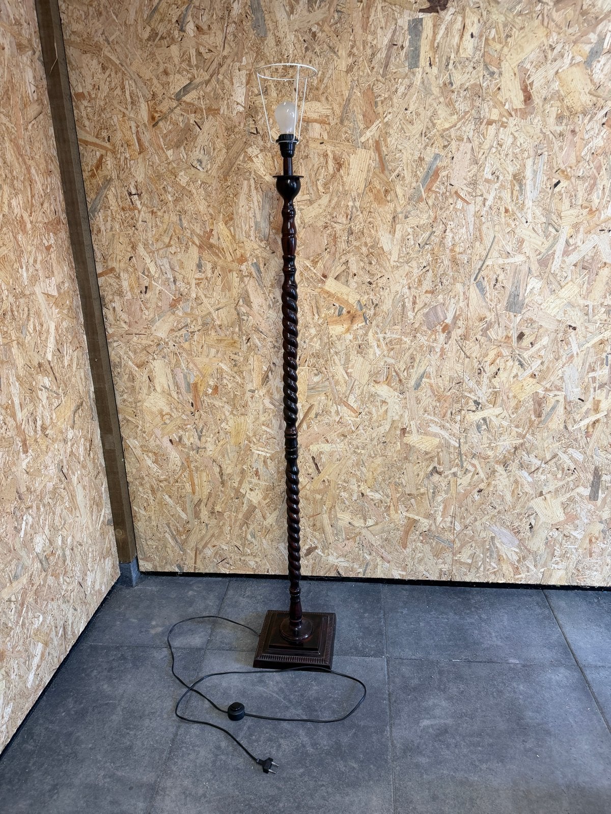 Hoge metalen lampenstandaard in mahonie kleur, 1.75m, Ophalen, Gebruikt, Metaal, 150 tot 200 cm