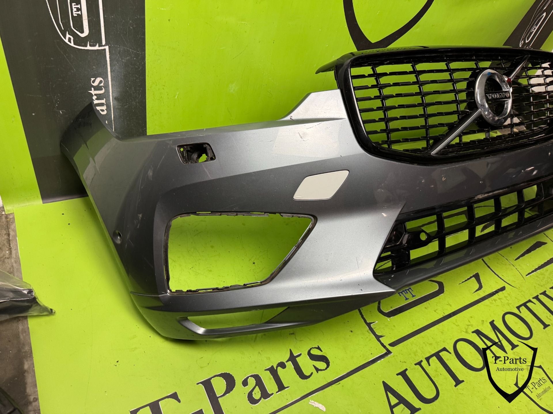 volvo XC60 voorbumper bumper 20+, Gebruikt, Gunnar Engellaus vag 8
405 31  Gothenburg, SE, Info@volvocars.com, Ophalen of Verzenden
