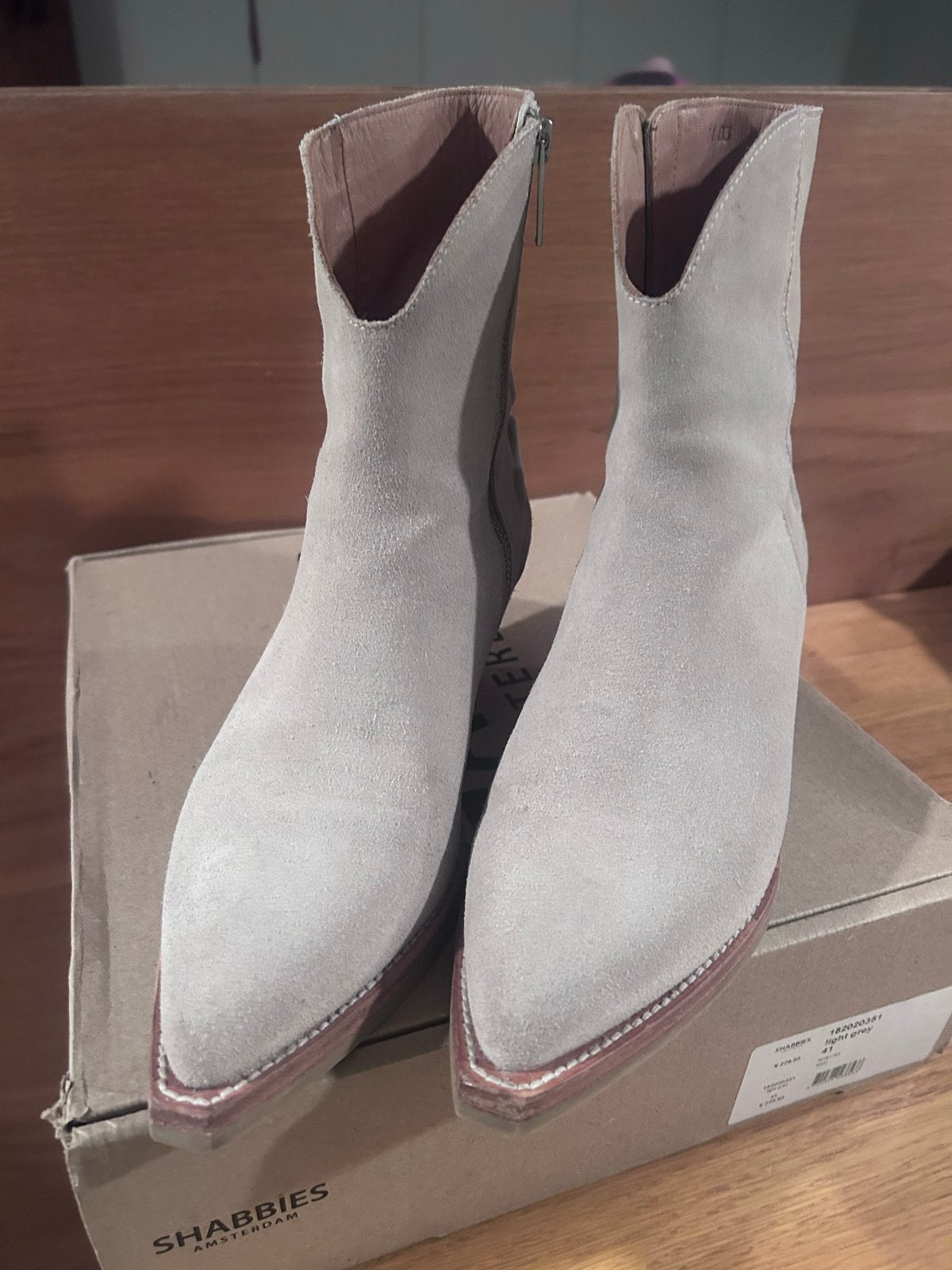 Shabbies  Enkellaarzen - Lichtgrijs-beige  Suède  maat 41, Kleding | Dames, Ophalen of Verzenden, Nieuw, Grijs, Lage of Enkellaarzen