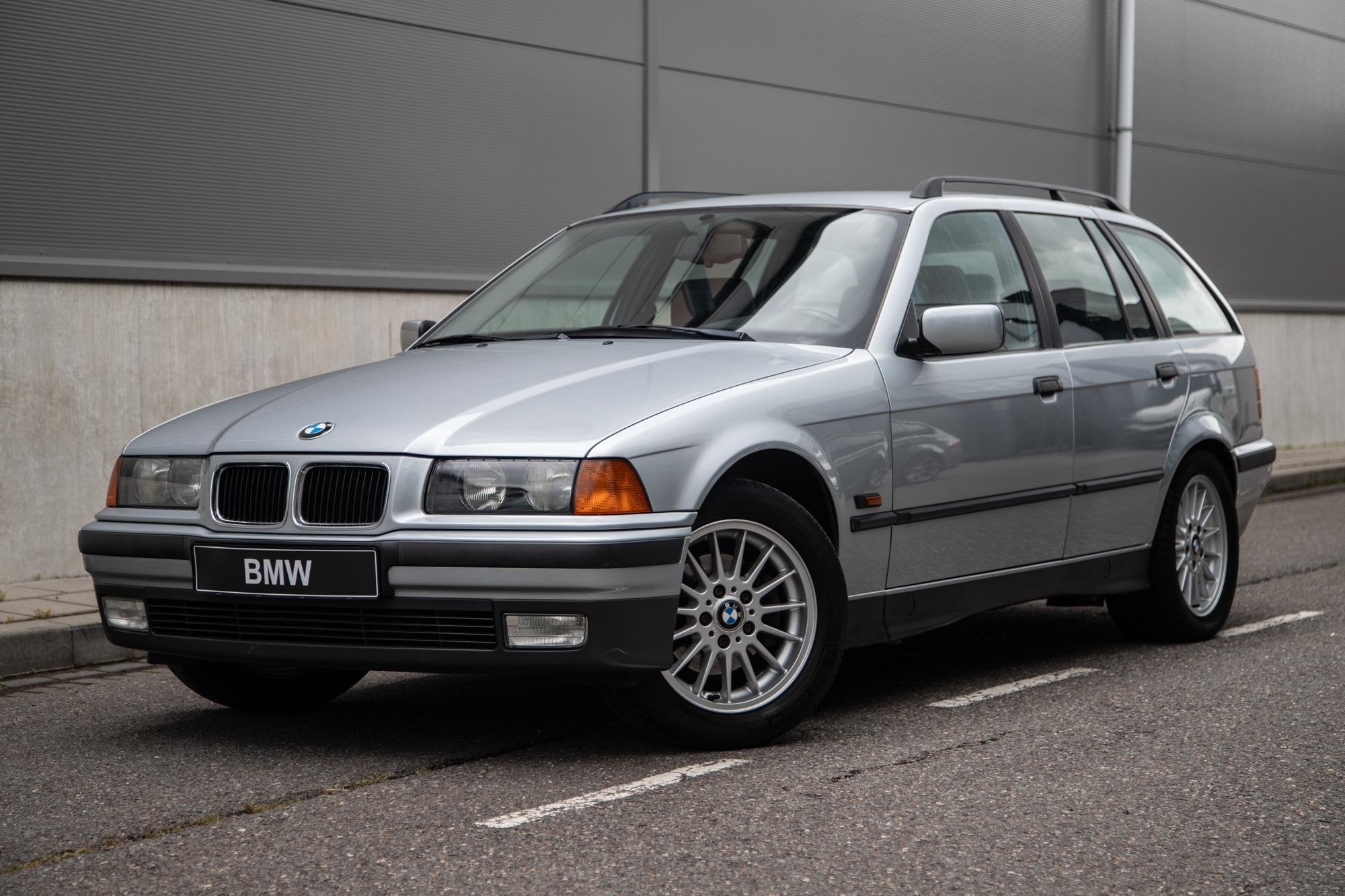 BMW 3-serie Touring 323i Comfort | Cruise Control | HiFi | S, Auto's, Automaat, Achterwielaandrijving, Gebruikt, Mistlampen
