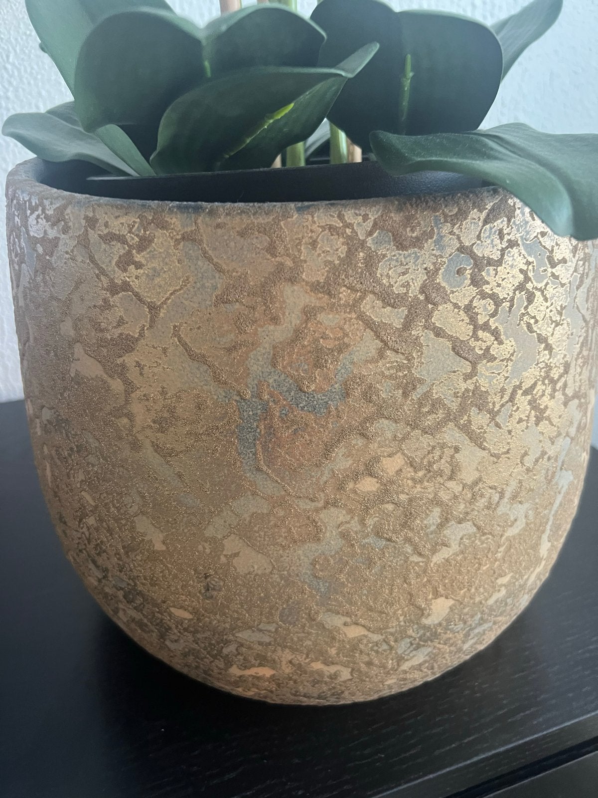 Witte kunst orchidee in gouden pot, Huis en Inrichting, Woonaccessoires | Kunstplanten en Kunstbloemen, Ophalen, Binnen, Kunstplant