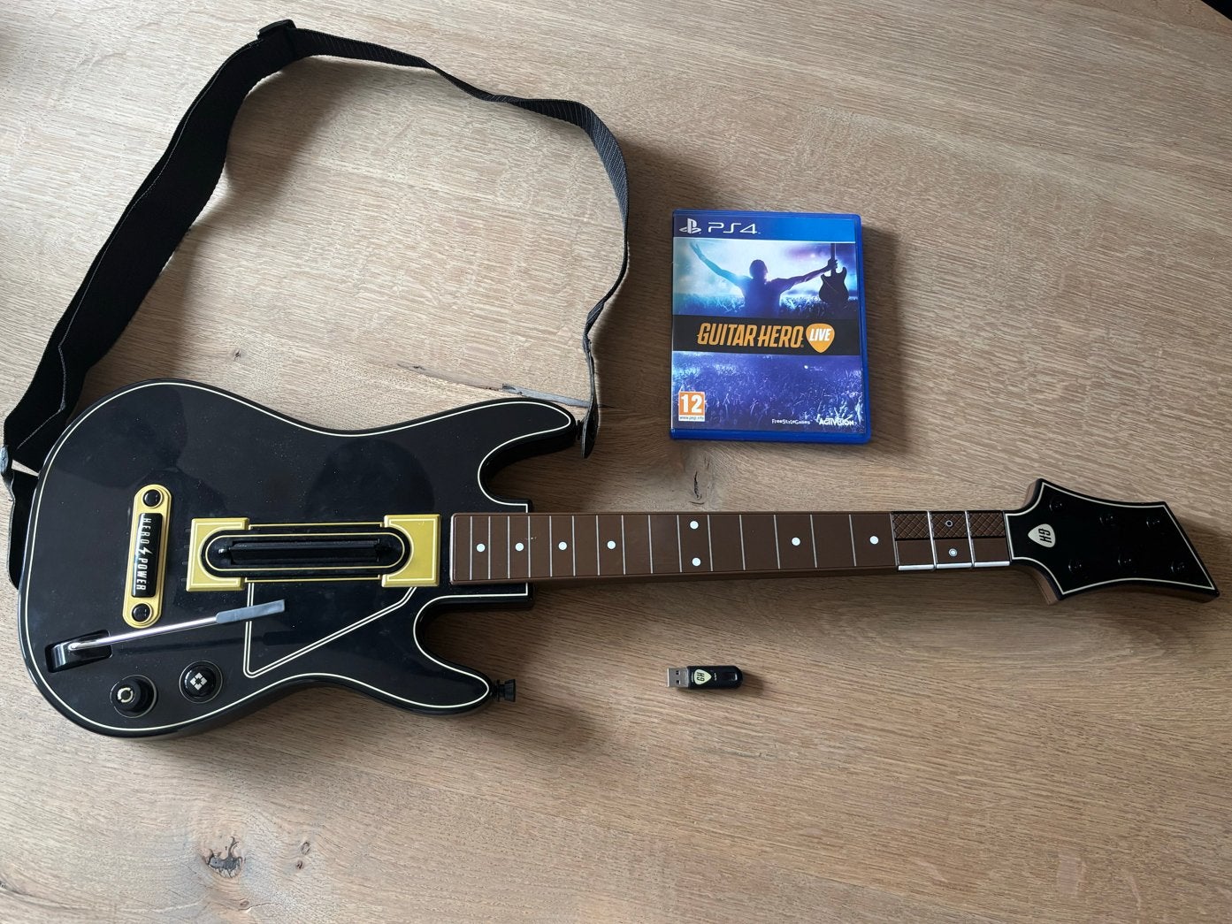 Guitar Hero Live met gitaar en USB-ontvanger (dongel), Verzenden, Gebruikt, Zwart, Met games