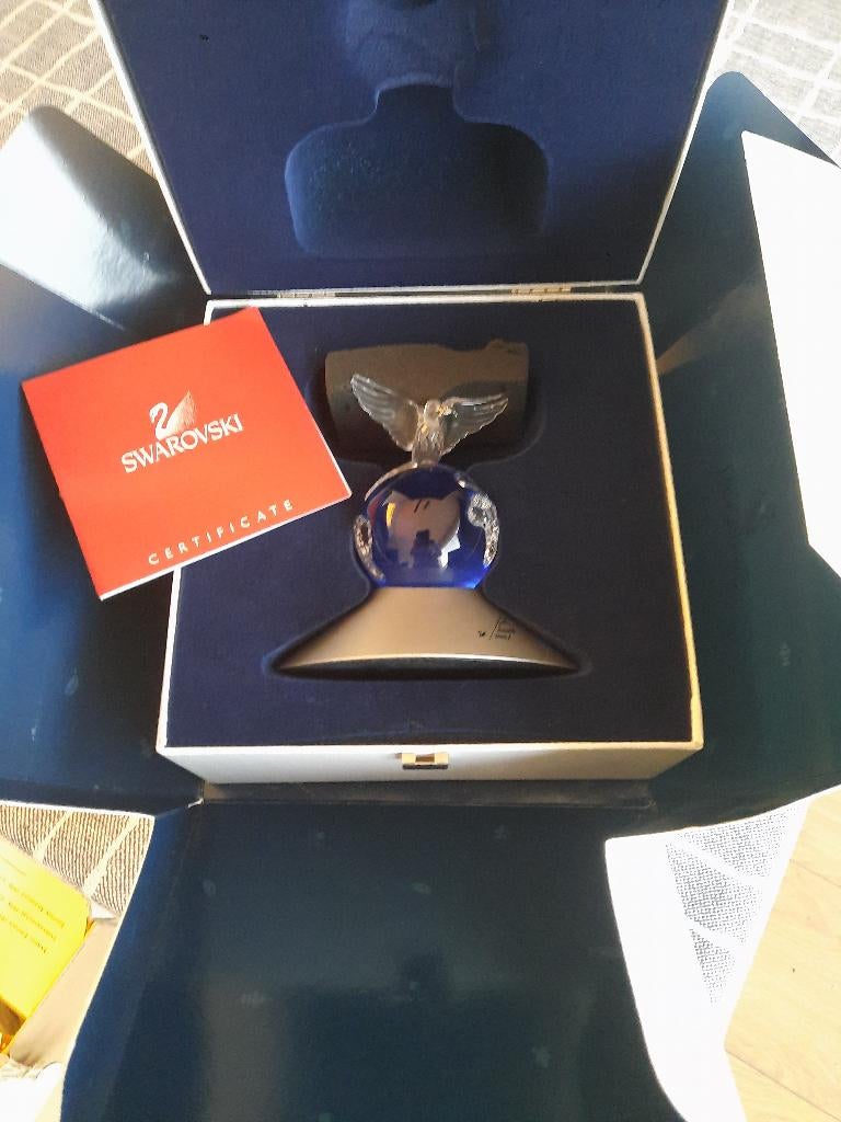 Swarovski. Aardbol 2000 in box met certificaat, Ophalen of Verzenden, Nieuw, Figuurtje