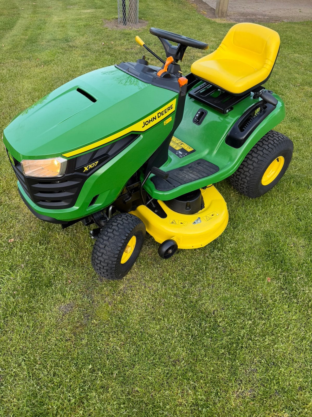 In nieuwstaat john deere x107 zitmaaier tractor, Ophalen, Zo goed als nieuw