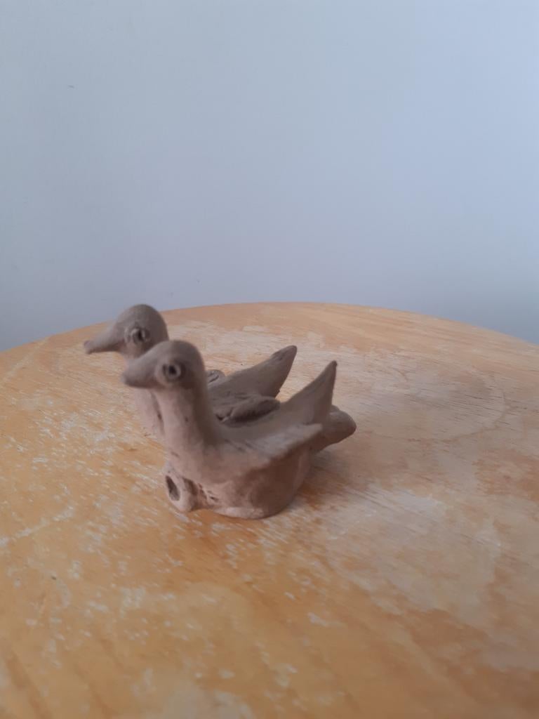 Keramieke klei fluitje.  2 duiven., Verzamelen, Ophalen of Verzenden, Beeldje of Figuurtje