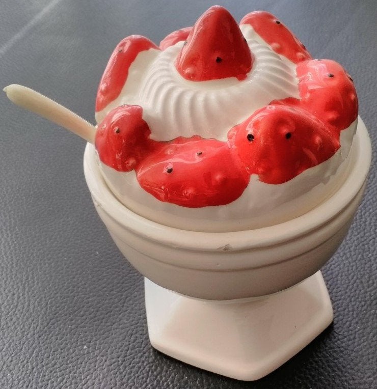 Leuke jampotje met aardbeien decoratie en lepeltje - vintage, Overige merken, Overige typen, Ophalen of Verzenden, Zo goed als nieuw